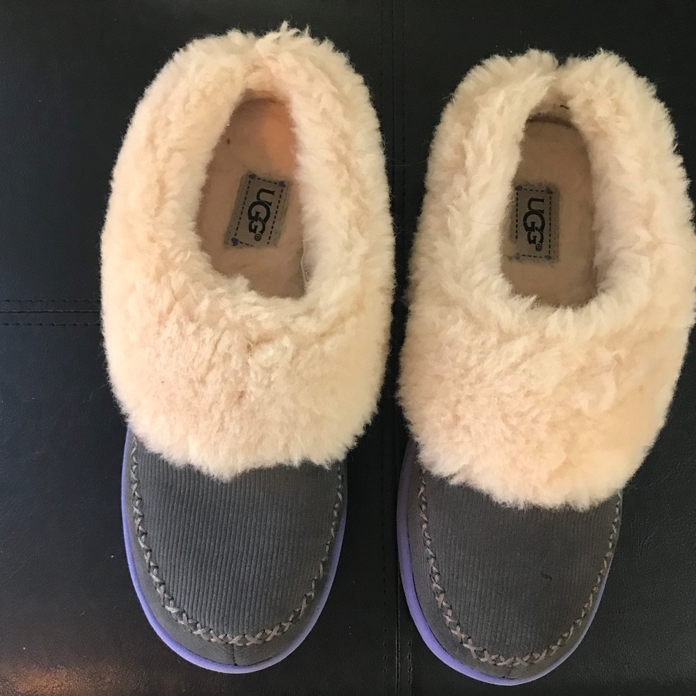 UGG Girls slippers - size 5 new in box